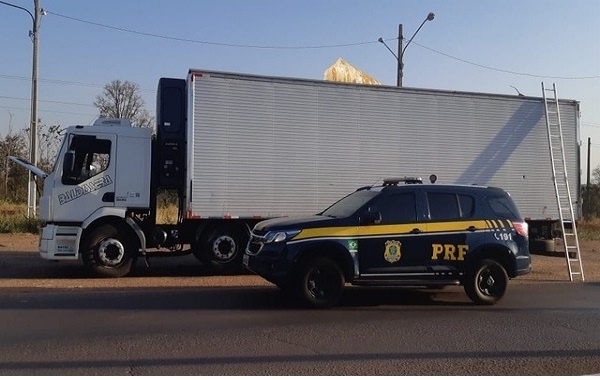 Em Água Clara, PRF apreende mais de 1 tonelada de maconha escondida em teto falso de caminhão