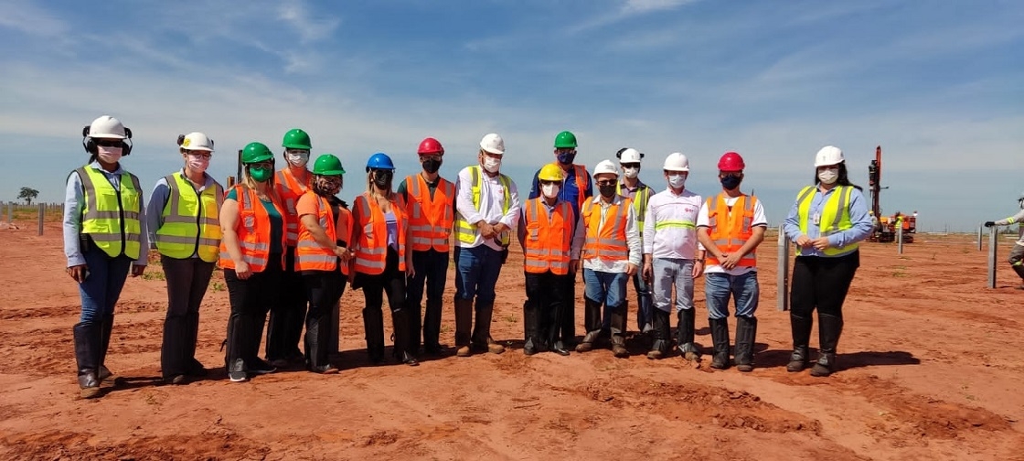 Comitiva visita obras de usina fotovoltaica em Castilho