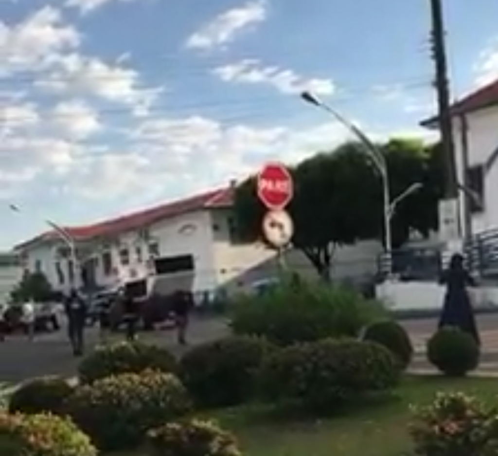 AGLOMERAÇÃO E SOM ALTO: grupo religioso instala carro de som em frente a Santa Casa de Birigui para “orar”