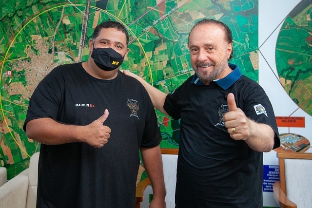 Prefeito de Andradina Mário Celso recebe camiseta da Confraria Moto nas Veia