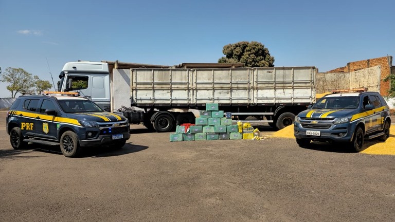 Polícia Rodoviária Federal de Três Lagoas apreende mais de 450 kg de drogas escondidas em carga de milho