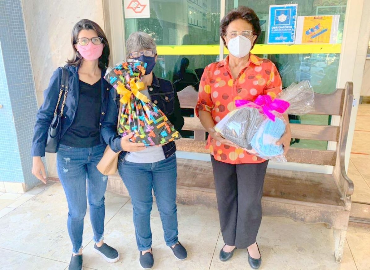 Voluntária Elza Dourado de Andradina doou toucas de lã para pacientes da Santa Casa de Araçatuba