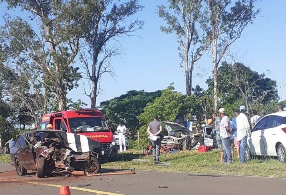 Colisão entre dois carros mata 2 e deixa 4 feridos no bairro Aliança em Mirandópolis
