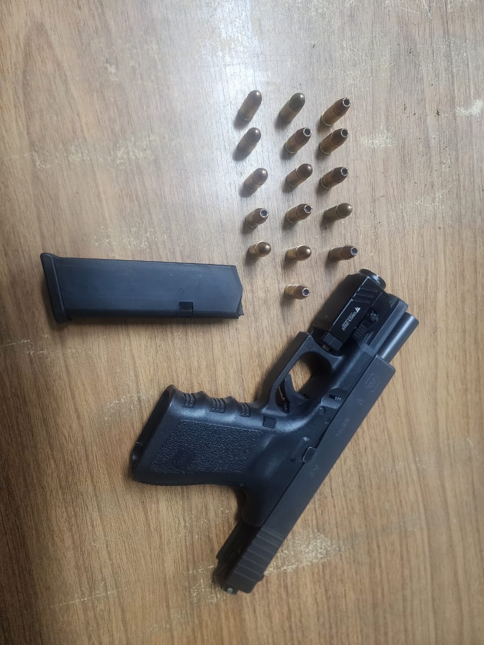 Polícia Militar de Araçatuba prende morador no bar com pistola glock na rua Cussy de Almeida