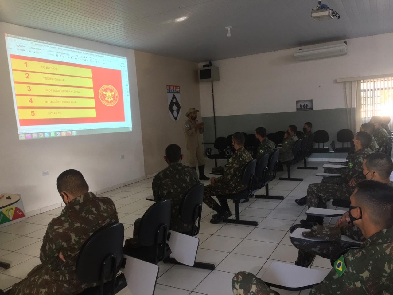 Corpo de Bombeiros Militar em Três Lagoas ministra instruções sobre prevenção e combate a incêndio florestal em áreas rurais aos integrantes do Exército Brasileiro