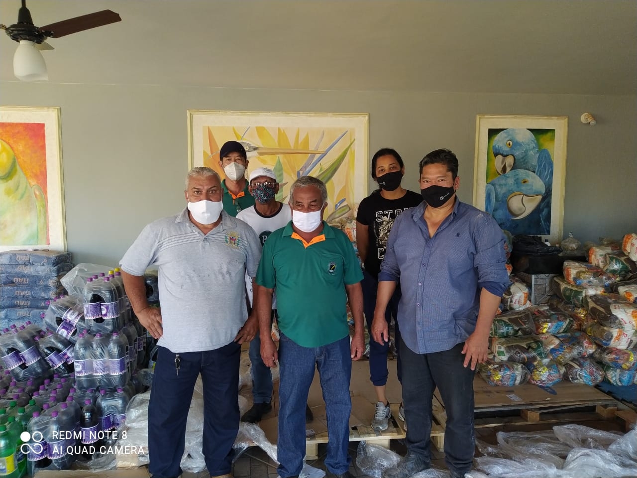 Empresa doa cem cestas e cem refrigerantes para Castilho