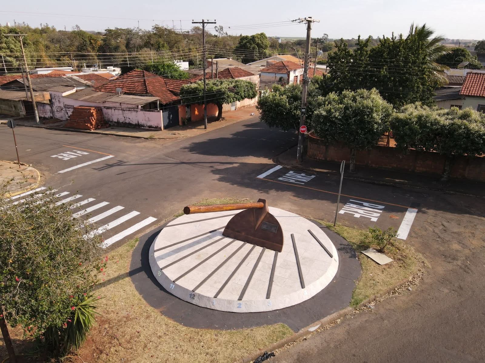 JUSTA HOMENAGEM: Andradina revitaliza enxada gigante que é símbolo da Vila Botega