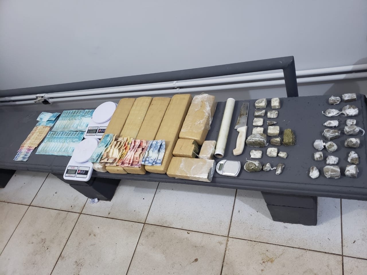 Polícia Militar prende traficante com 7,5 kg de Maconha e quase 4 mil reais em dinheiro no bairro Santa Rita em Três Lagoas MS