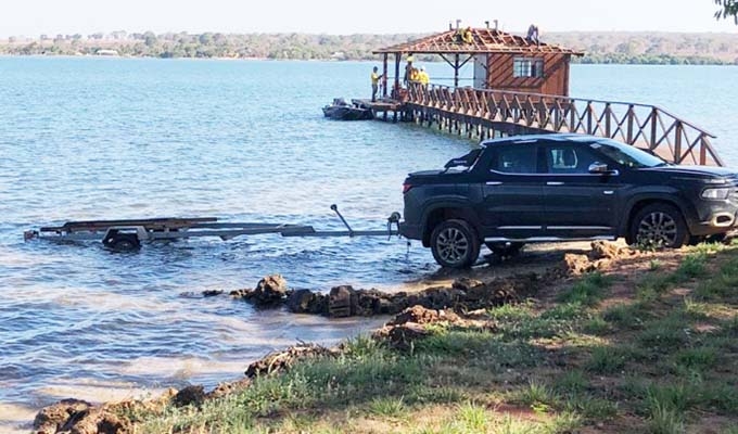 ‘Dona’ de Jupiá retira benfeitorias construídas por rancheiros às margens do lago de hidrelétrica em Três Lgoas