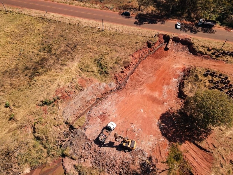 Prefeitura de Andradina realiza obra emergencial para conter erosão próxima à penitenciária