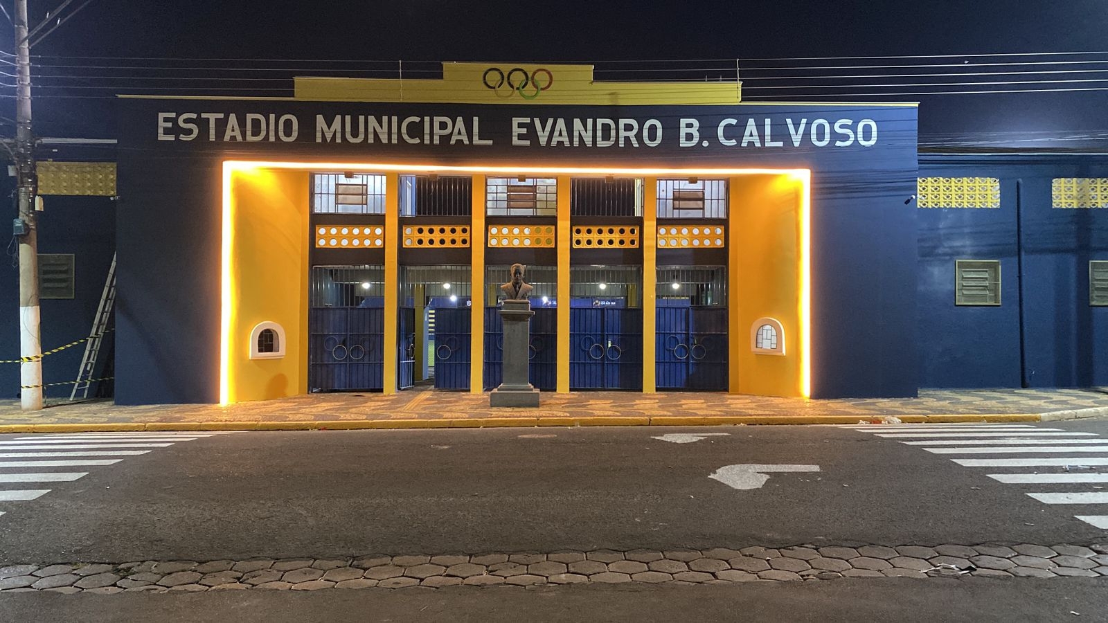 VÂNDALOS DESTROEM ILUMINAÇÃO LED NA PORTA DO ESTÁDIO DE ANDRADINA