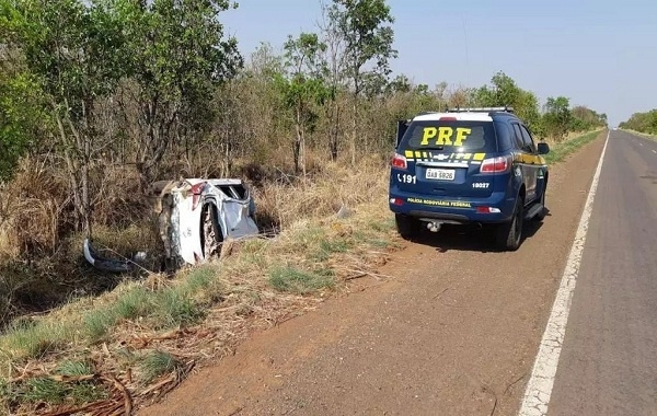 Homem capota carro após fugir da polícia rodoviária federal com droga no veículo na BR-262, em Água Clara