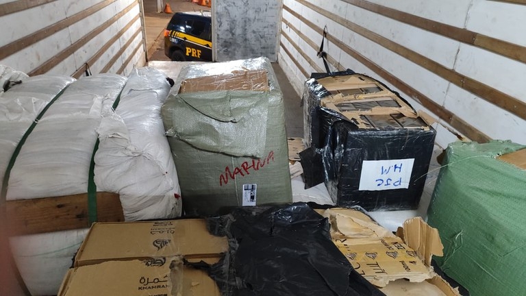 PRF de Água Clara apreende caminhão com 10 mil itens estrangeiros durante fiscalização