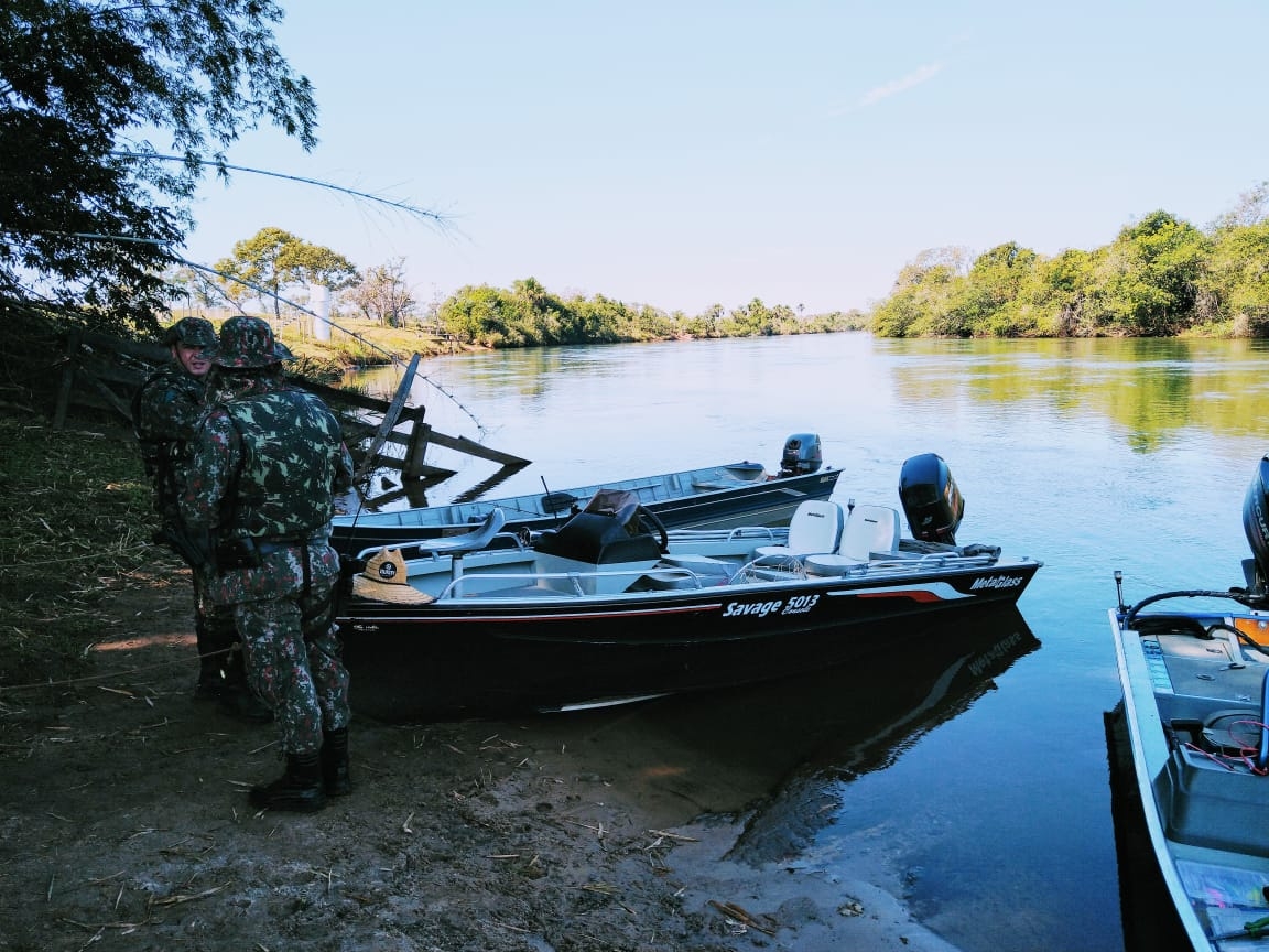 Polícia Militar Ambiental de Três Lagoas autua três em R$ 9 mil por pesca ilegal no rio Verde e apreende barco, motor e petrechos ilegais de pesca