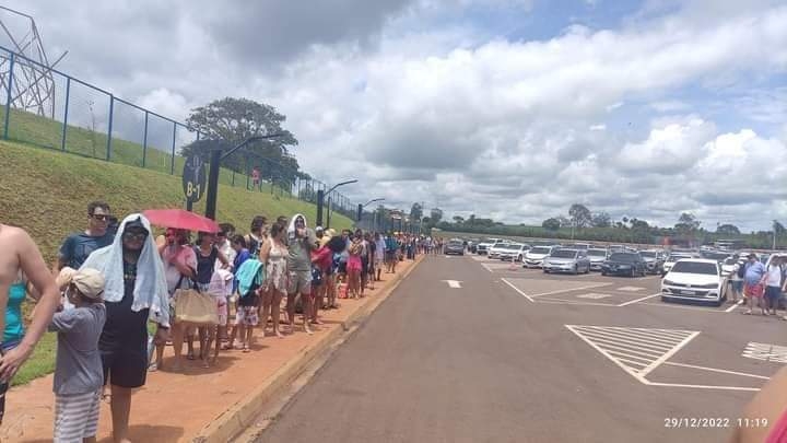 Em Andradina Parque aquático “Acqualinda” não se organiza e clientes passam horas no sol