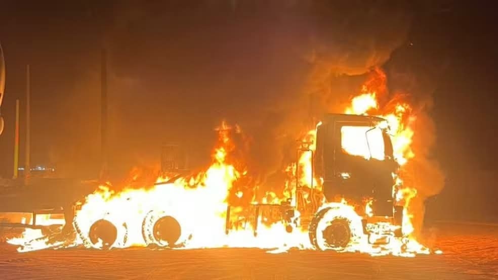 FOGO CONSOME CAMINHÃO NA RODOVIA FEDERAL BR-262 EM RIBAS DO RIO PARDO
