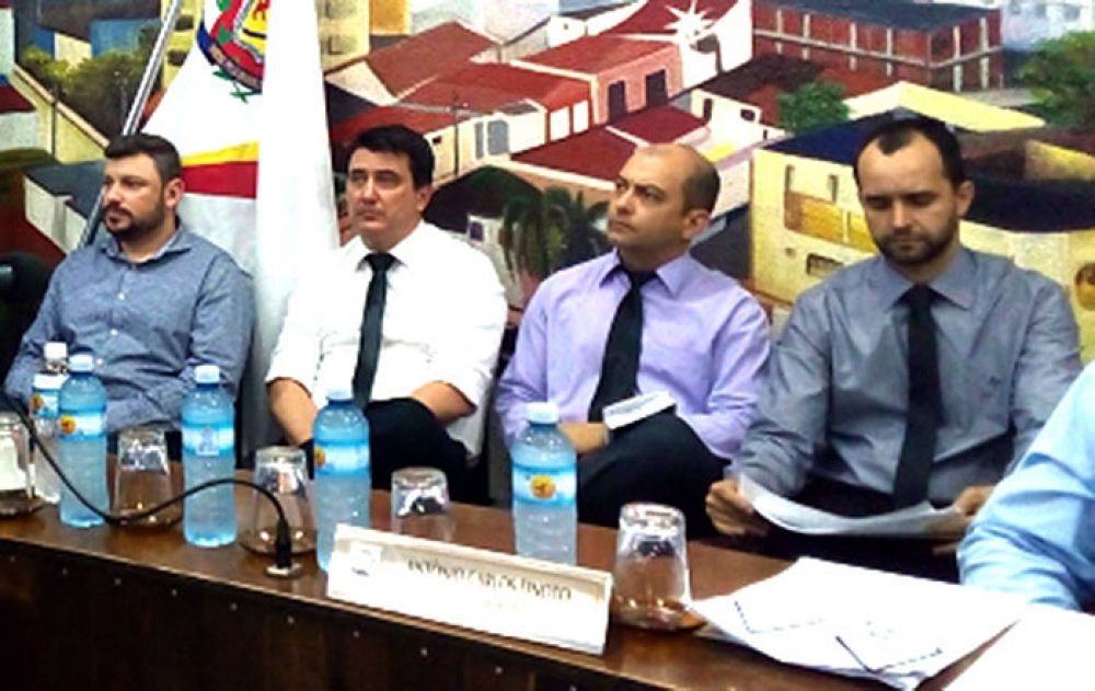 Prefeito de Pereira Barreto entrega cópia da lei de doação de terreno para construção de Supermercado e Centro de Distribuição