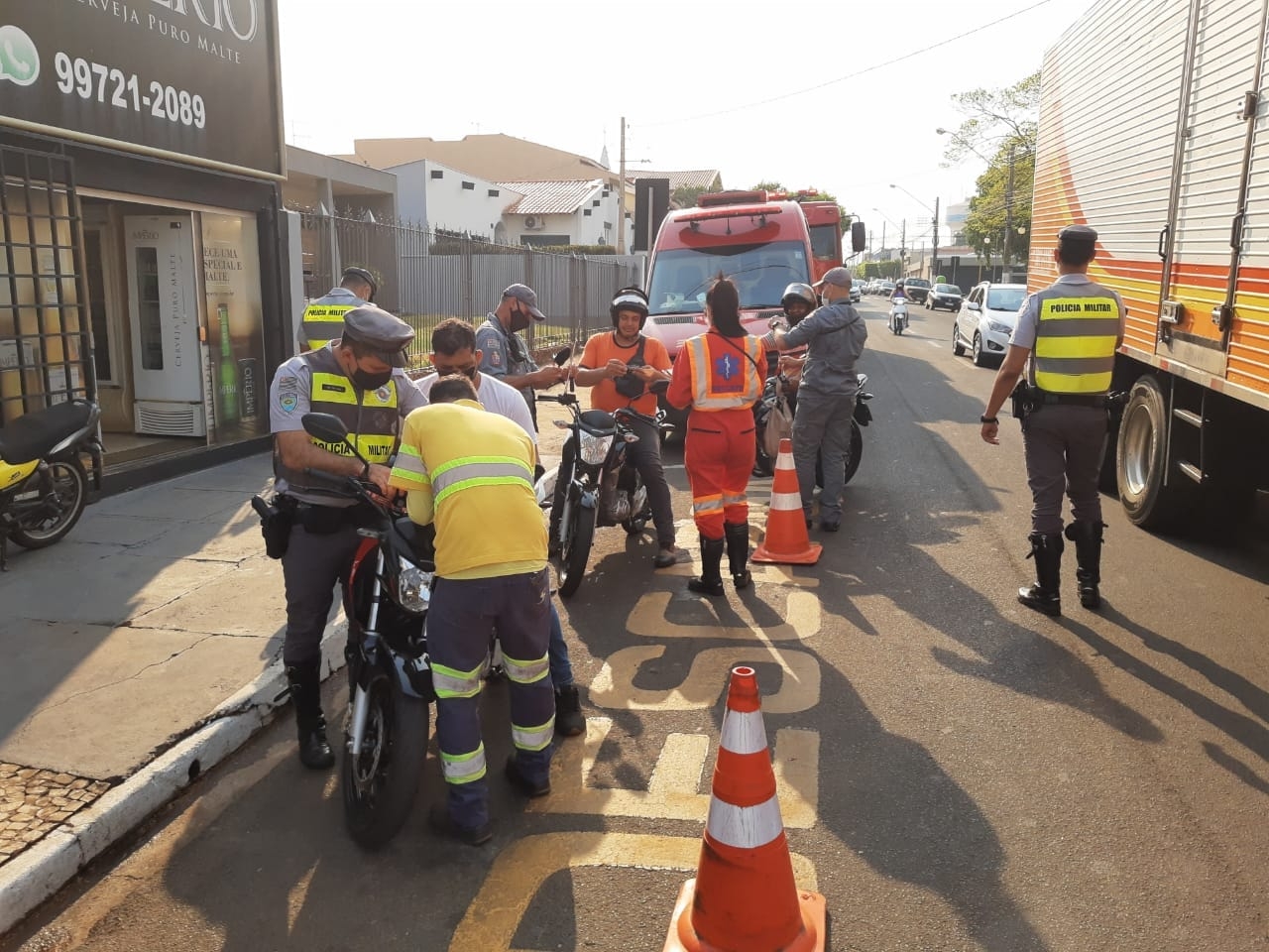Em Andradina Polícia Militar, Rodoviária e Corpo de Bombeiros realizaram ação educativa aos motociclistas na avenida Bandeirantes com avenida Guanabara