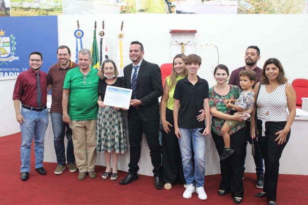 CÂMARA DE ANDRADINA HOMENAGEIA ASSISTENTE SOCIAL SANDRA LOPES COM MOÇÃO DE APLAUSOS