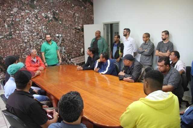 Andradinense Marcão soldado atleta da Seleção Brasileira visita a escola Ana Maria para encontro com alunos sobre a importância da atividade física