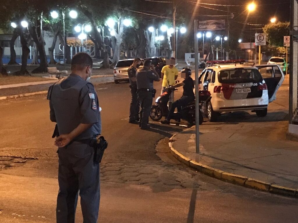 Rondas Policiais de Andradina recolhem 06 veículos e 03 CNHs; autuam 08 por recusar teste do bafômetro e abordam 10 infratores ao toque de recolher