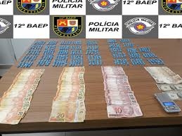 BAEP em Araçatuba acaba com ponto de venda de drogas e prende traficante com quase 1.000 pedras de crack, alvo de combate ao crime bairro Águas Claras
