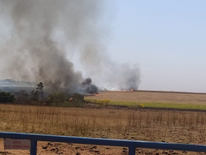 POLÍCIA AMBIENTAL DE ARAÇATUBA DESCOBRE QUE INCÊNDIO NO CANAVIAL FOI POR CAUSA DA COLHEDORA