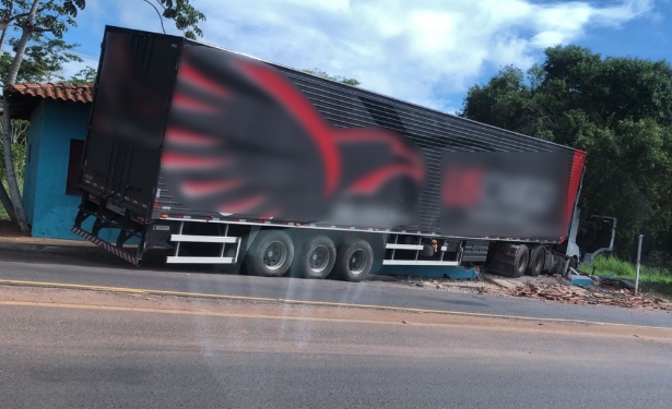 Desgovernada, carreta desce ladeira e colide em prédio anexo ao Posto Fiscal do Jupiá em Três Lagoas