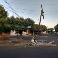 Motorista embriagado derruba poste na Vila Feltrin em Andradina