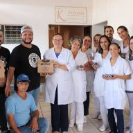 ENFERMEIROS E MÉDICOS DA SANTA CASA DE ANDRADINA RECEBEM LANCHES EM AGRADECIMENTO AO TRABALHO NA LINHA DE FRENTE CONTRA O COVID-19