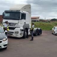 Caminhão roubado em Andradina é localizado às margens da Rodovia Euclides de Oliveira Figueiredo em Presidente Venceslau