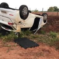 Mulher capota carro ao desviar de animal na rodovia General Figueiredo em Andradina