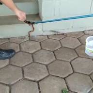 Polícia Militar Ambiental de Três Lagoas captura serpente em escadaria de fábrica de calçados