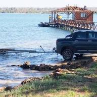 ‘Dona’ de Jupiá retira benfeitorias construídas por rancheiros às margens do lago de hidrelétrica em Três Lgoas