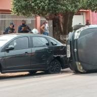Em Três Lagoas mulher bate em carro estacionado e capota nesta segunda-feira