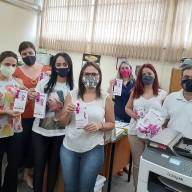No Outubro Rosa funcionárias da Penitenciária de Dracena receberam bombons de lembrancinhas