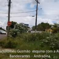 NA AVENIDA BANDEIRANTES EM ANDRADINA MATAGAL NA AVENIDA DE ACESSO, COM ASFALTO E CALÇADA