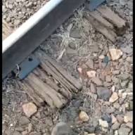 TRILHOS DA REDE FERROVIÁRIA ESTÃO SOLTOS BEM NO CENTRO DE ANDRADINA