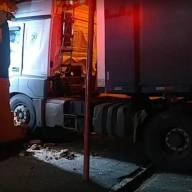Carreta desgovernada invade prédio da Secretaria de Obras de Castilho