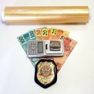 DISE de Andradina encontra um tijolo de maconha e dinheiro do tráfico com indivíduo, alvo de investigação bairro Benfica