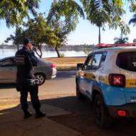 Polícia Militar de Três Lagoas prendeu jovem sem CNH, alcoolizado e “empinando” a motocicleta na Av. Capitão Olinto Mancini