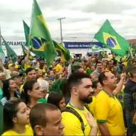 Milhares de pessoas fazem manifestação em frente ao quartel do Exército em Três Lagoas