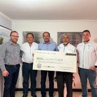 EMPRESA D. CARVALHO – JOHN DEERE ENTREGA DOAÇÃO PARA SANTA CASA DE ANDRADINA