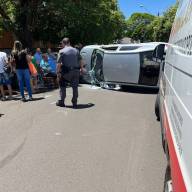 CARRO CAPOTA NA RUA SÃO JOÃO EM MIRANDÓPOLIS