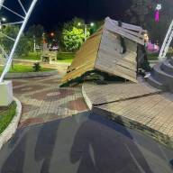 VÂNDALOS DESTROEM CASINHA DO PAPAI NOEL NA PRAÇA CENTRAL DE MURUTINGA DO SUL