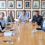 Diretoria da Santa Casa de Araçatuba e prefeitos apresentam pedido de custeio para oncologia em reunião na Secretaria Estadual de Saúde