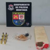 APÓS TENTAR SE EVADIR, EQUIPE DE CAVALARIA DO 8° BAEP DE PRUDENTE PRENDE HOMEM EM FLAGRANTE POR TRÁFICO DE DROGAS EM DISTRITO DE CAIABU