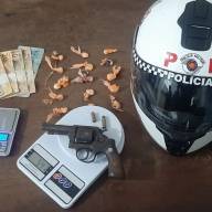 POLÍCIA MILITAR CAPTURA MULHER FORAGIDA DA JUSTIÇA NA CIDADE DE BILAC COM ARMA E DROGA