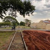 PREFEITURA DE ANDRADINA AVANÇA NA ROÇADA AS MARGENS DA LINHA FÉRREA
