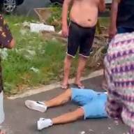 PAI ESFAQUEA FILHO DURANTE BRIGA EM BIRIGUI